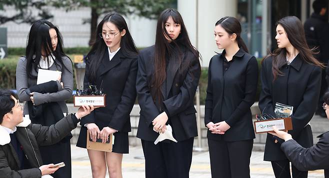 법정출석 마치고 질문에 답하는 뉴진스.  왼쪽부터 하니, 민지, 혜인, 해린, 다니엘. 2025.3.7 연합뉴스