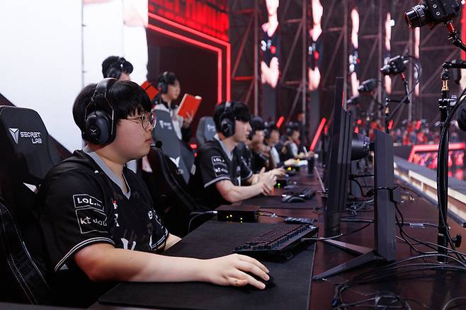 KT 롤스터 선수들이 경기를 준비하고 있다. 사진 | LCK