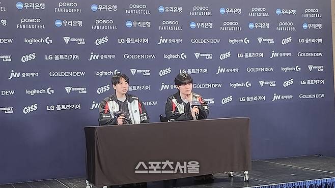 KT 롤스터 고동빈 감독(왼쪽)과 ‘비디디’ 곽보성이 경기 후 인터뷰를 하고 있다. 수원=김민규 기자 kmg@sportsseoul.com