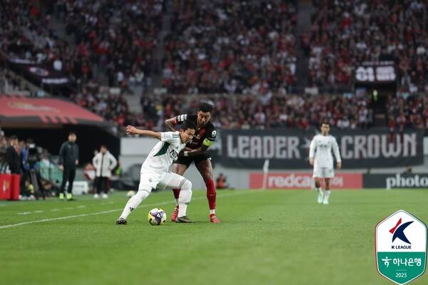 공을 지키는 전북현대 레프트백 김태현. 사진┃한국프로축구연맹