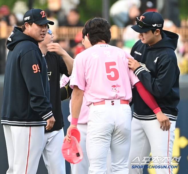 김도영의 '도영핑'이 새겨진 유니폼을 살펴보는 문동주