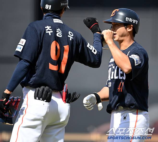 4일 광주KIA챔피언스필드에서 열린 한화와 KIA의 경기, 5회초 2사 1,3루 한화 최인호가 내야안타로 타점을 기록한 후 추승우 1루 코치와 하이파이브를 하고 있다. 점수는 1대1 동점이 됐다. 광주=허상욱 기자wook@sportschosun.com/2025.05.04/