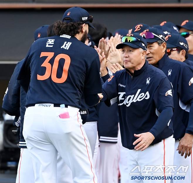 4일 광주KIA챔피언스필드에서 열린 한화와 KIA의 경기, 한화가 3대1로 승리하며 6연승을 달렸다. 승리의 기쁨을 나누는 김경문 감독과 폰세의 모습.광주=허상욱 기자wook@sportschosun.com/2025.05.04/