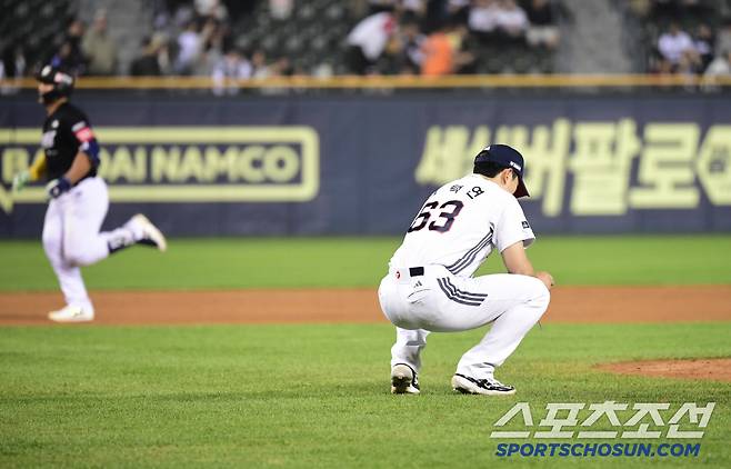 5월 1일 잠실구장에서 열린 KBO리그 두산과 KT의 경기. 9회초 KT 안현민이 두산 김택연을 상대로 동점 투런홈런을 날렸다. 주저앉은 김택연. 잠실=송정헌 기자songs@sportschosun.com/2025.05.01/
