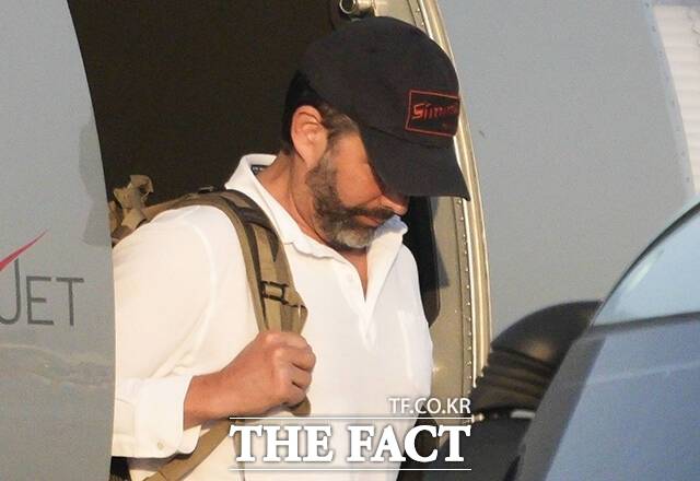 도널드 트럼프 미국 대통령의 장남 트럼프 주니어가 지난달 29일 서울 강서구 김포비즈니스항공센터를 통해 입국하고 있다. /남윤호 기자