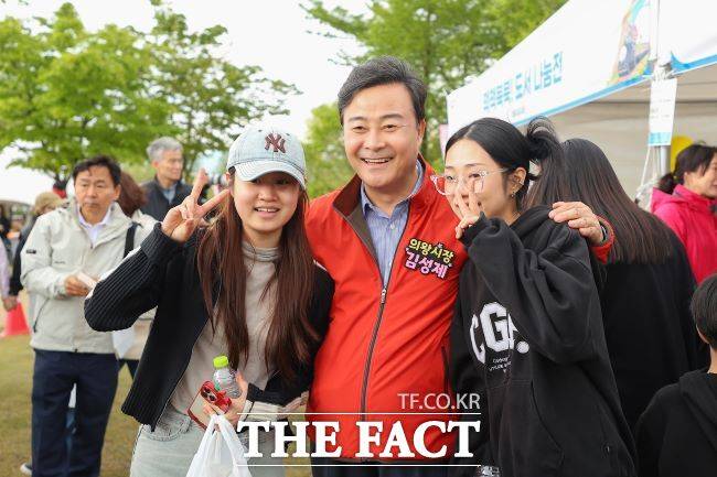 김성제 시장이 어린이철도축제에서 차가 어린이들과 기념 촬영을 하고 있다./의왕시