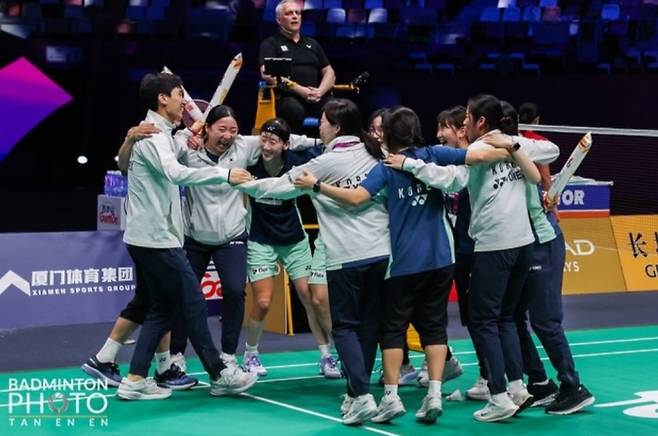 한국 배드민턴 대표팀 선수들이 인도네시아를 3-2로 누르고 2025 수디르만컵 결승에 오른 뒤 코트에서 환호하고 있다. 사진/대한배드민턴협회