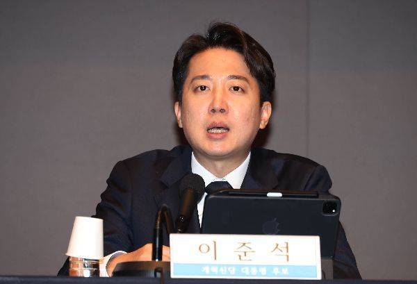 이준석 개혁신당 대통령 후보가 30일 서울 중구 한국프레스센터에서 열린 관훈토론회에 참석, 발언하고 있다. 2025.4.30 조용준 기자