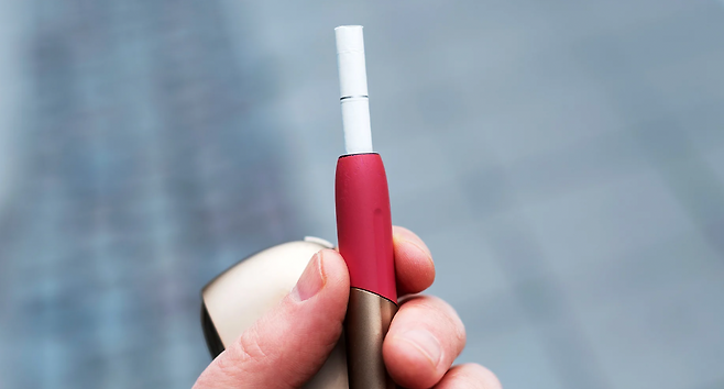 전자 방식 가열 담배는 세련된 디자인으로 만들어지곤 한다