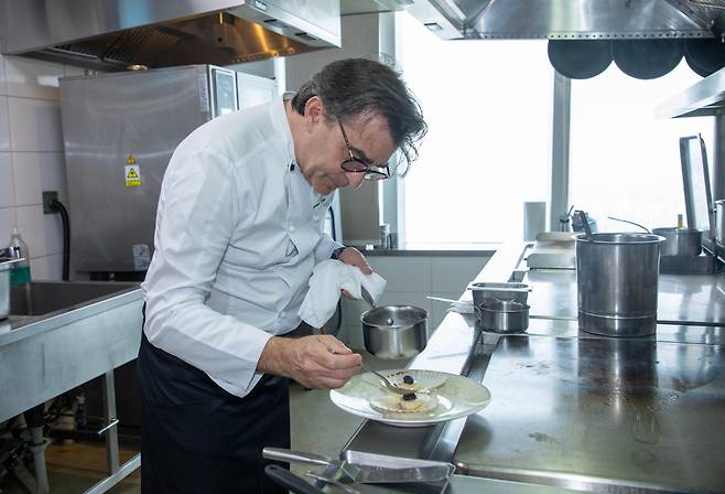 Chef Yannick Alléno preparing a dish using his signature extraction technique at STAY, Signiel Seoul. /Cho In-won