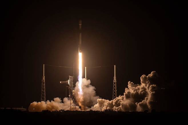 국방부와 방위사업청은 지난달 22일 오전 9시 48분경 우리 군 정찰위성 4호기가 미국 케이프 커내버럴 우주군 기지에서 성공적으로 발사되었다고 밝혔다.사진은 군 정찰위성 4호기 발사 직후 모습. /국방부