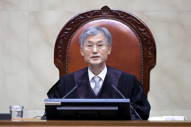 조희대 대법원장이 1일 오후 더불어민주당 이재명 대선 후보의 공직선거법 사건 전원합의체 선고를 위해 서울 서초구 대법원 대법정에 입장해 장내 정돈을 선언하고 있다./뉴스1