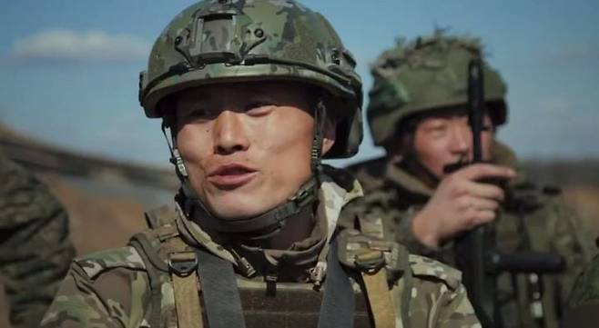 러시아에서 훈련 중인 북한군이 러시아 군가를 부르는 모습./텔레그램