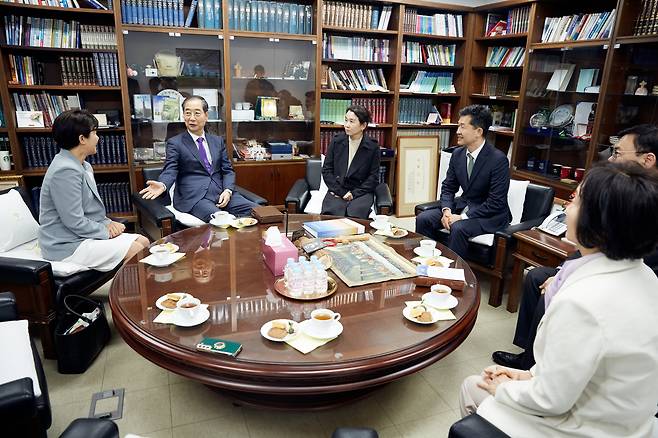 한덕수 전 대통령 권한대행 국무총리가 4일 서울 종로구 종교교회에서 예배 후 전창희 담임목사 등 교회 관계자들과 대화하고 있다. /한덕수 캠프