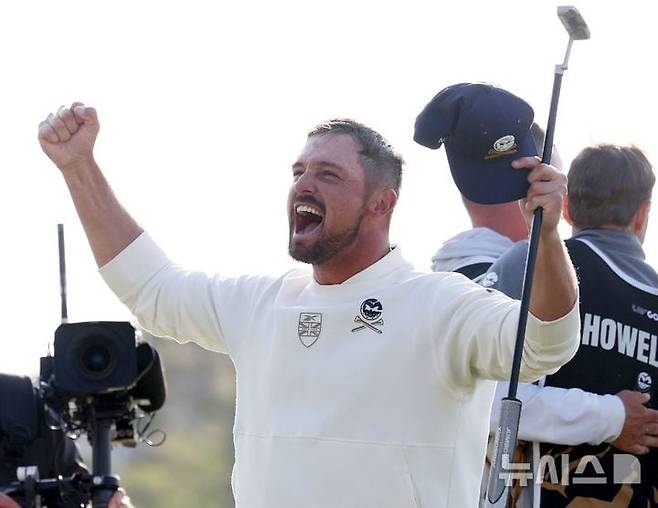 LIV 골프 코리아 우승을 확정 지은 브라이슨 디섐보가 환호하고 있다. /뉴시스