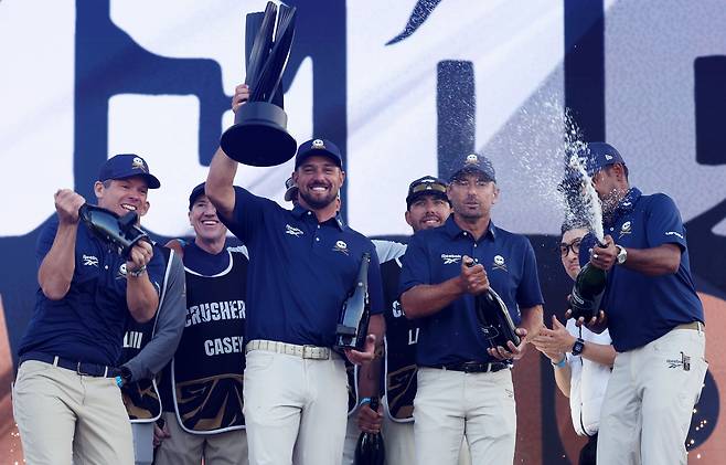 브라이슨 디섐보(왼쪽 두번째)가 이끄는 크러셔스 GC 팀이 4일 인천 연수구 송도 잭 니클라우스 골프클럽 코리아에서 열린 LIV 골프 코리아 시상식에서 우승 세리머니를 하고 있다. /뉴시스