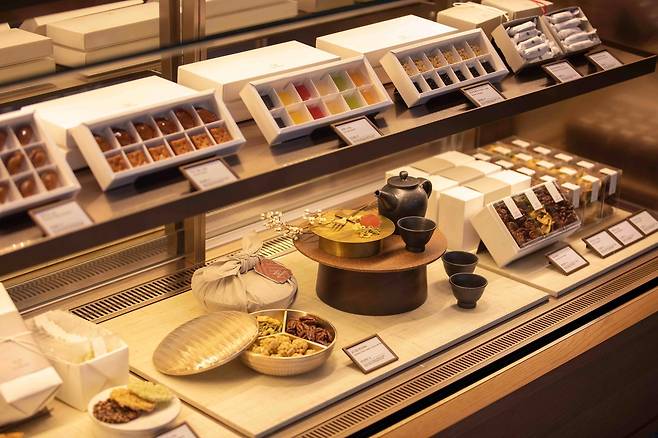 선물용으로 마련된 하우스오브신세계 헤리티지 디저트 살롱의 병과 상품들. /신세계 제공