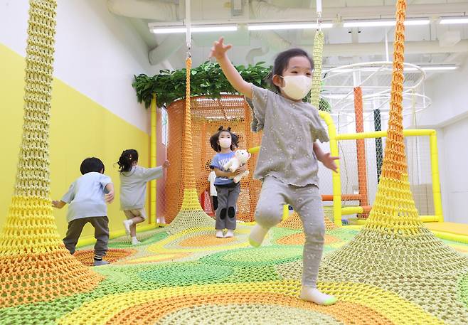 서울의 한 키즈카페에서 아이들이 뛰어놀고 있다. /조선DB