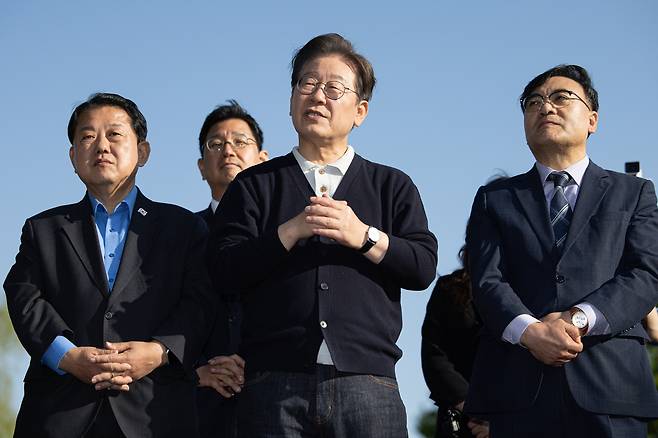 '골목골목 경청투어 : 단양팔경편'에 나선 이재명 더불어민주당 대통령 후보가 4일 오후 충북 제춘구 의림지에서 연설을 하고 있다./뉴스1