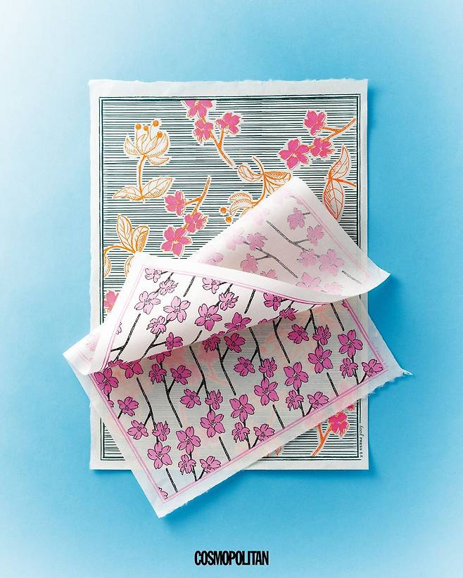 흐드러지게 핀 벚꽃과 바람에 흩날리는 듯한 봄꽃, 봄의 한 장면을 그대로 옮긴 한지 포스터 가격미정 Toolpress.