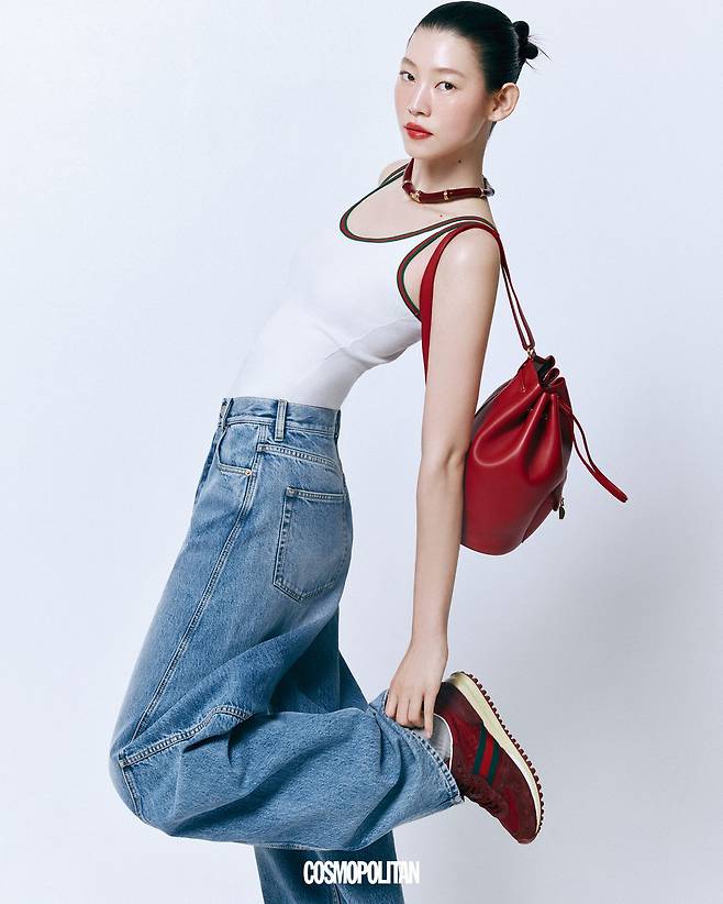 탱크톱 82만원, 데님 팬츠 가격미정, 초커 가격미정, 스니커즈 1백42만원 모두 Gucci. 백팩 5백만원대 Loro Piana. 양말 에디터 소장품.