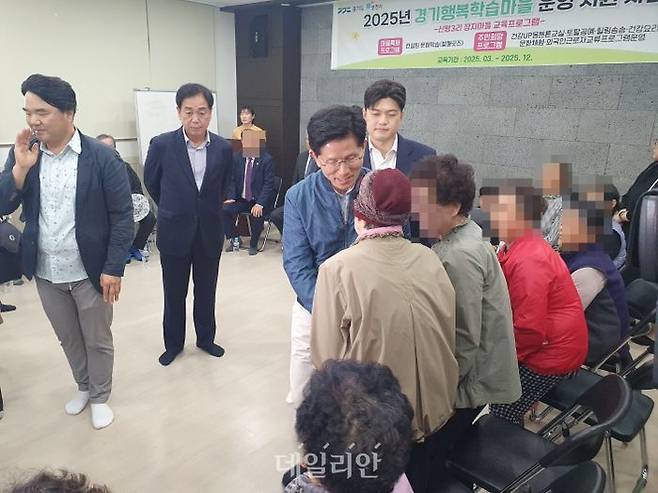 김문수 국민의힘 대선 후보가 4일 경기 포천에 위치한 장자마을을 찾아 한센인들과 인사를 나누고 있다. ⓒ데일리안 김민석 기자