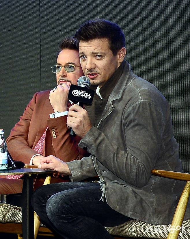 2019년 4월 15일 서울 포시즌스호텔에서 열린 영화 ‘어벤져스:엔드게임’ 아시아 기자회견에서 ‘호크아이’ 역을 맡은 제레미 레너가 인터뷰를 하고 있다. 동아일보DB