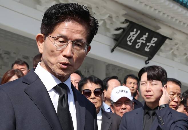 국민의힘 김문수 대선 후보가 4일 오전 서울 동작구 국립 서울현충원에서 참배를 마친 뒤 취재진의 질문에 답하고 있다. 이후 김 후보는 이승만·박정희·김영삼·김대중 전 대통령의 묘역을 참배할 예정이다. 사진공동취재