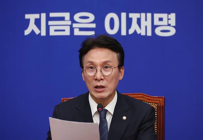 [서울=뉴시스] 김민석 더불어민주당 상임 공동선대위원장이 4일 서울 여의도 국회에서 ‘총체적 내란 극복과 민주당의 필승전략’을 주제로 기자간담회를 하고 있다. 2025.05.04. kkssmm99@newsis.com