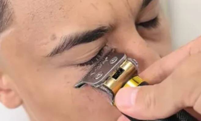 속눈썹을 짧게 자르고 있는 모습. 사진=틱톡 캡쳐