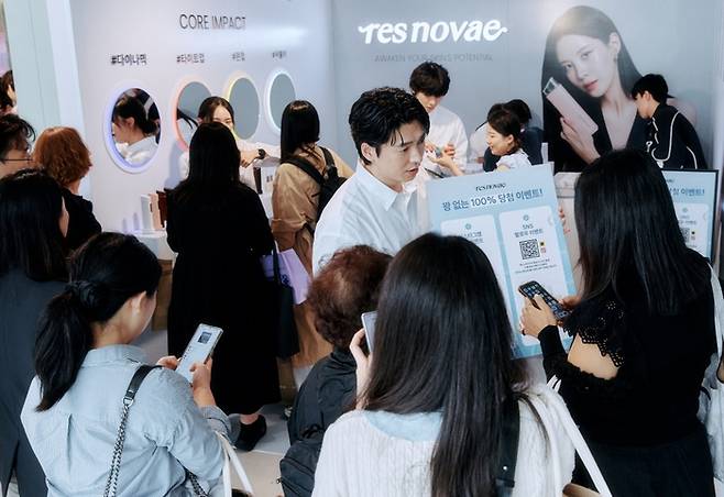 지난 4월 18일부터 20일까지 성수동 XYZ 서울에서 진행된 쿠팡 '메가뷰티쇼 버추얼스토어'에 마련된 레스노베 제품 체험 부스에 사람이 붐비고 있다.