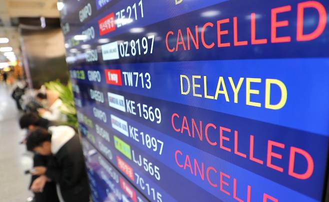 [제주=뉴시스] 우장호 기자 = 제주지역에 강풍특보가 발효된 7일 오후 제주국제공항 대합실 전광판에 항공기 결항 안내가 가득 떠 있다. 기상청에 따르면 이날 제주 북·서부에 강풍경보, 산지·중산간·동·남부에는 각각 강풍주의보가 내려져 있으며 강한 바람은 8일 오후까지 지속될 것으로 예보됐다. 2025.02.07. woo1223@newsis.com <저작권자ⓒ 공감언론 뉴시스통신사. 무단전재-재배포 금지.> /사진=뉴시스화상