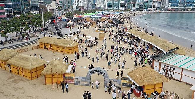 광안리어방축제 어방민속 마을 모습. 수영구 제공