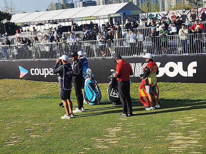 4일 LIV 골프 최종일 8번 파티홀에서 선수들이 티샷을 준비하고 있다. 사진=전상일 기자