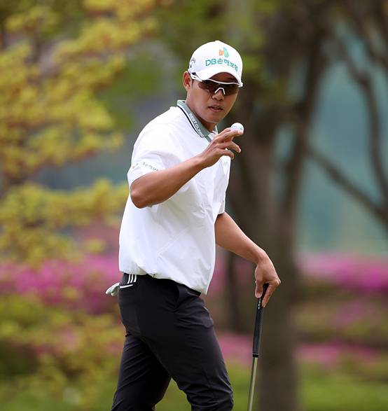 대한골프협회(KGA)와 아시안투어가 공동 주관하는 2025년 제44회 GS칼텍스 매경오픈 우승을 차지한 한국프로골프(KPGA) 투어 멤버 문도엽 프로. 사진제공=KPGA