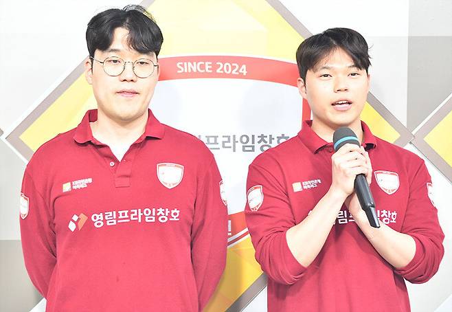 영림프라임창호의 박민규(왼쪽)와 송지훈 9단이 3일 챔피언전 1차전에서 마한의심장 영암을 꺾은 뒤 소감을 밝히고 있다. 사이버오로 제공