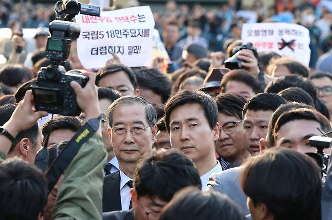 2일 오후 광주 북구 국립5·18민주묘지를 찾은 한덕수 전 총리가 광주비상행동 등 시민사회단체 관계자들에게 가로막혀 있다. 연합뉴스