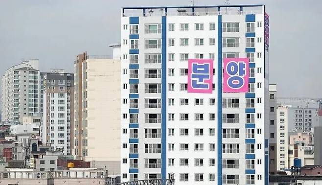 악성 미분양으로 불리는 준공 후 미분양 주택에 분양 광고 현수막이 붙어있다. 연합뉴스