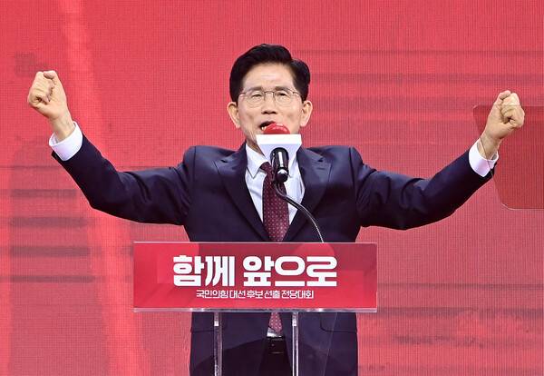 국민의힘 대선 후보로 선출된 김문수 후보가 3일 경기 고양시 킨텍스에서 열린 국민의힘 전당대회에서 수락 연설을 하고 있다. 공동취재사진