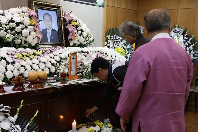 고인의 빈소를 찾은 추모객들이 헌화하고 있다.                                         장례위 제공