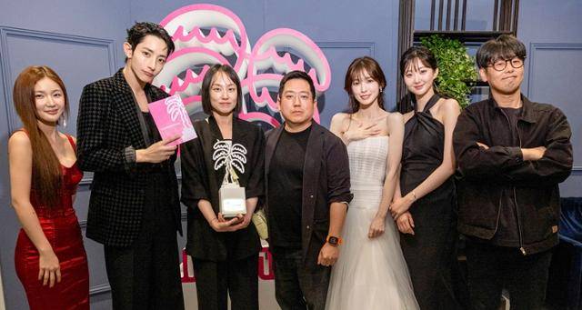 드라마 'S라인'이 4월 29일 저녁(현지시간) 프랑스 칸 뤼미에르 대극장에서 열린 제8회 칸 국제 시리즈 페스티벌(Cannes International Series Festival/이하 ‘칸 시리즈’) 폐막식에서 장편 경쟁부문 ‘음악상(Best Music)’을 수상하는 영예를 안았다. 싸이더스 제공