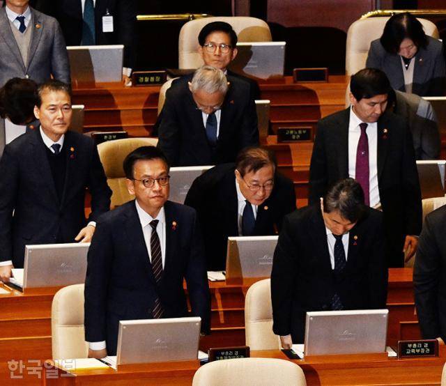 2024년 12월 11일 국회에서 열린 제419회국회(임시회) 제1차 본회의 '윤석열 대통령 위헌적 비상계엄 선포 내란행위 관련 긴급현안질문'에서 국무위원들이 비상계엄 사태와 관련해 대국민 사과할 때 김문수 고용노동부 장관이 자리에 앉아 있다. 고영권 기자