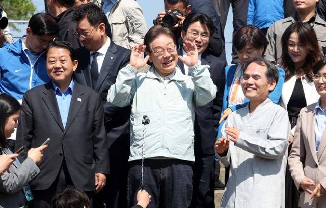 민심을 청취하는 '경청 투어'에 나선 이재명 더불어민주당 대선후보가 4일 경북 영주 문정둔치에서 열린 한국선비문화축제 현장에서 시민들에게 인사를 하고 있다. 뉴시스