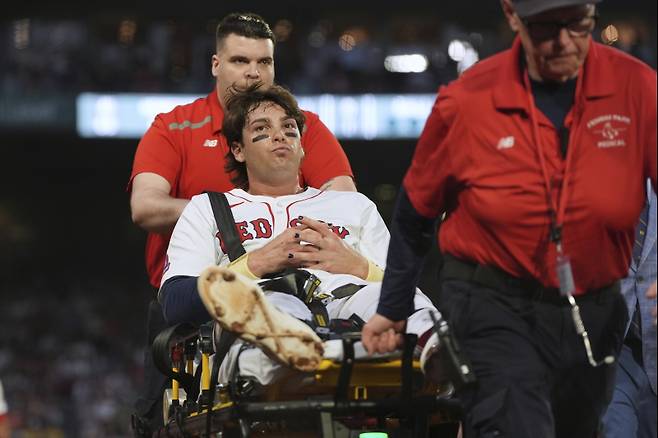 <yonhap photo-1759="">3일(한국시간) 미네소타전에서 무릎을 다친 트리스턴 카사스. [AP=연합뉴스]</yonhap>