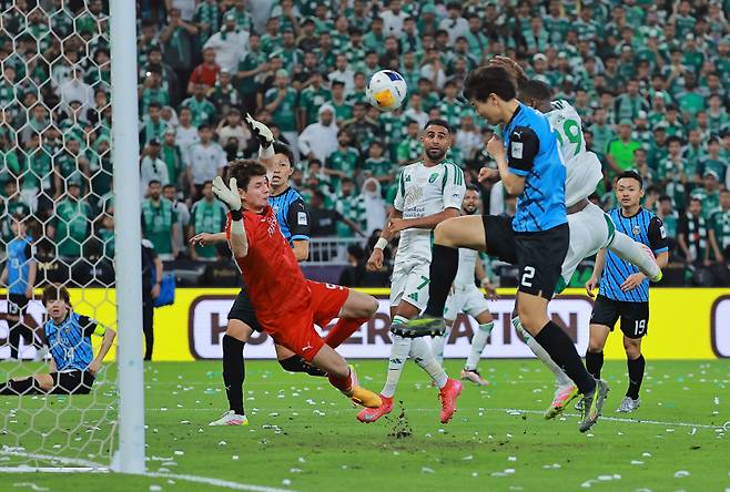 알 아흘리(흰색 상의)와 가와사키의 ACLE 결승전 모습. 사진=로이터 연합뉴스