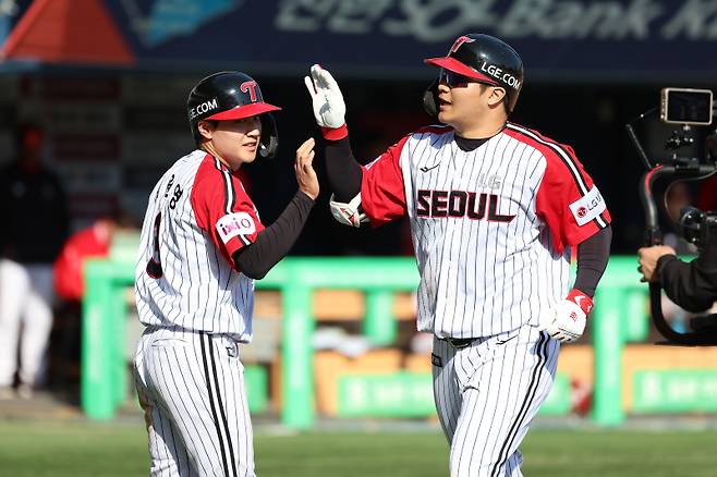 4일 잠실 SSG전에서 홈런 이후 득점한 문보경이 더그아웃으로 향하고 있다. LG 제공