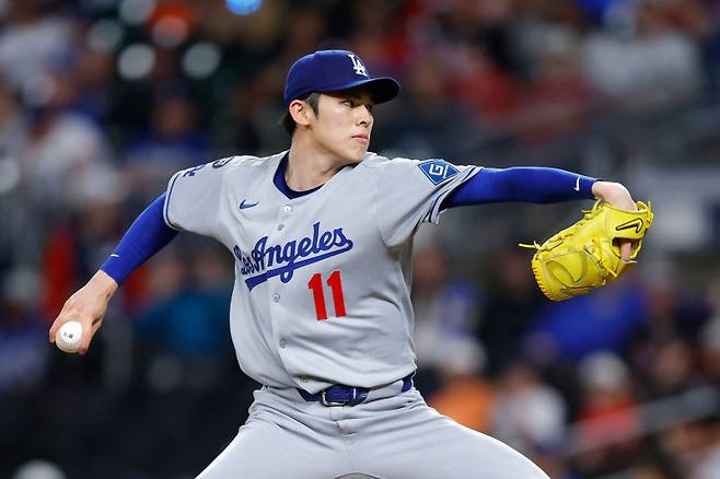 <yonhap photo-4439="">4일(한국시간) 애틀랜타전에서 투구하는 사사키 로키. [AFP=연합뉴스]</yonhap>