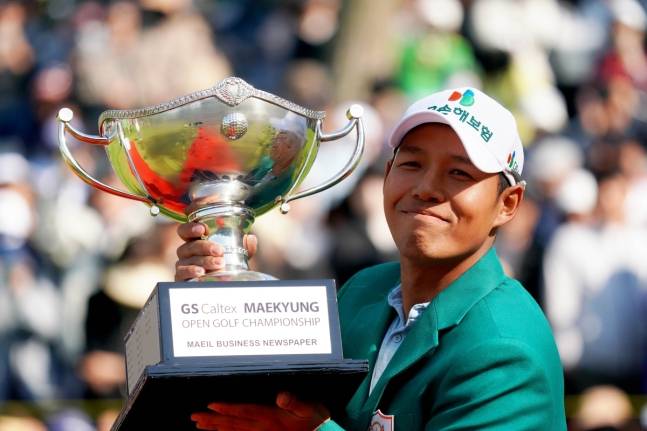 우승 트로피를 든 문도엽. 사진=GS칼텍스 매경오픈 조직위원회 제공