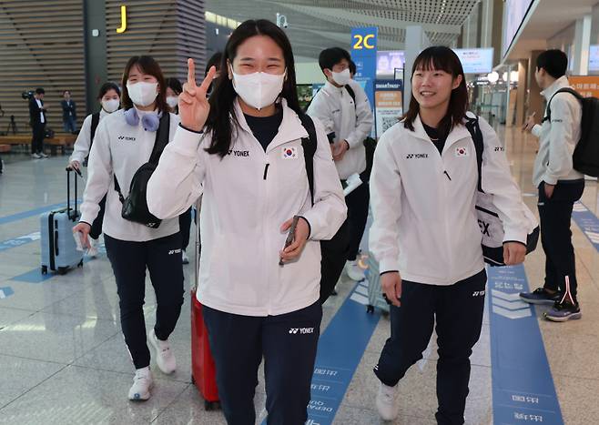 <yonhap photo-4797=""> 밝은 미소지으며 출국하는 안세영 (영종도=연합뉴스) 서명곤 기자 = 24일 인천국제공항 2터미널에서 배드민턴 국가대표팀 안세영이 세계혼합단체선수권대회(수디르만컵) 출전을 위해 출국하고 있다. 2025.4.24 seephoto@yna.co.kr/2025-04-24 12:35:05/ <저작권자 ⓒ 1980-2025 ㈜연합뉴스. 무단 전재 재배포 금지, AI 학습 및 활용 금지></yonhap>