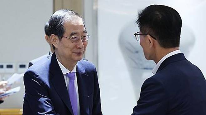 인사 나누는 한덕수·김문수